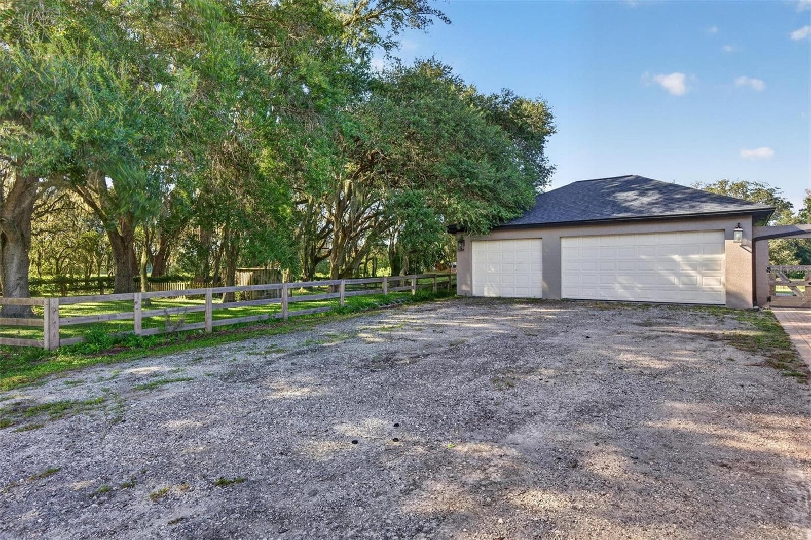 Detached 3 car garage - 15818 MAHONEY DR, SPRING HILL