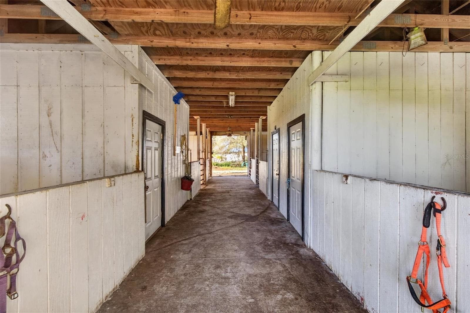 Barn with 6 stalls - 15818 MAHONEY DR, SPRING HILL