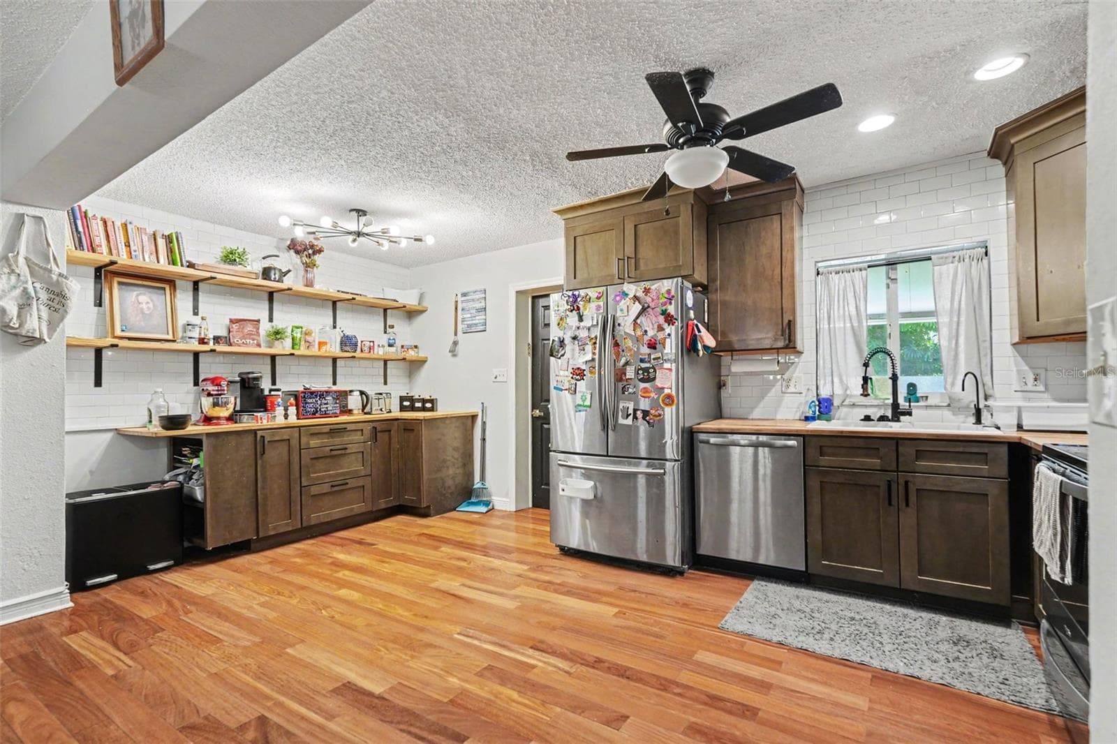 Single Family Residence at 3022 DARTMOUTH AVE N, ST PETERSBURG, photo 4 of 27