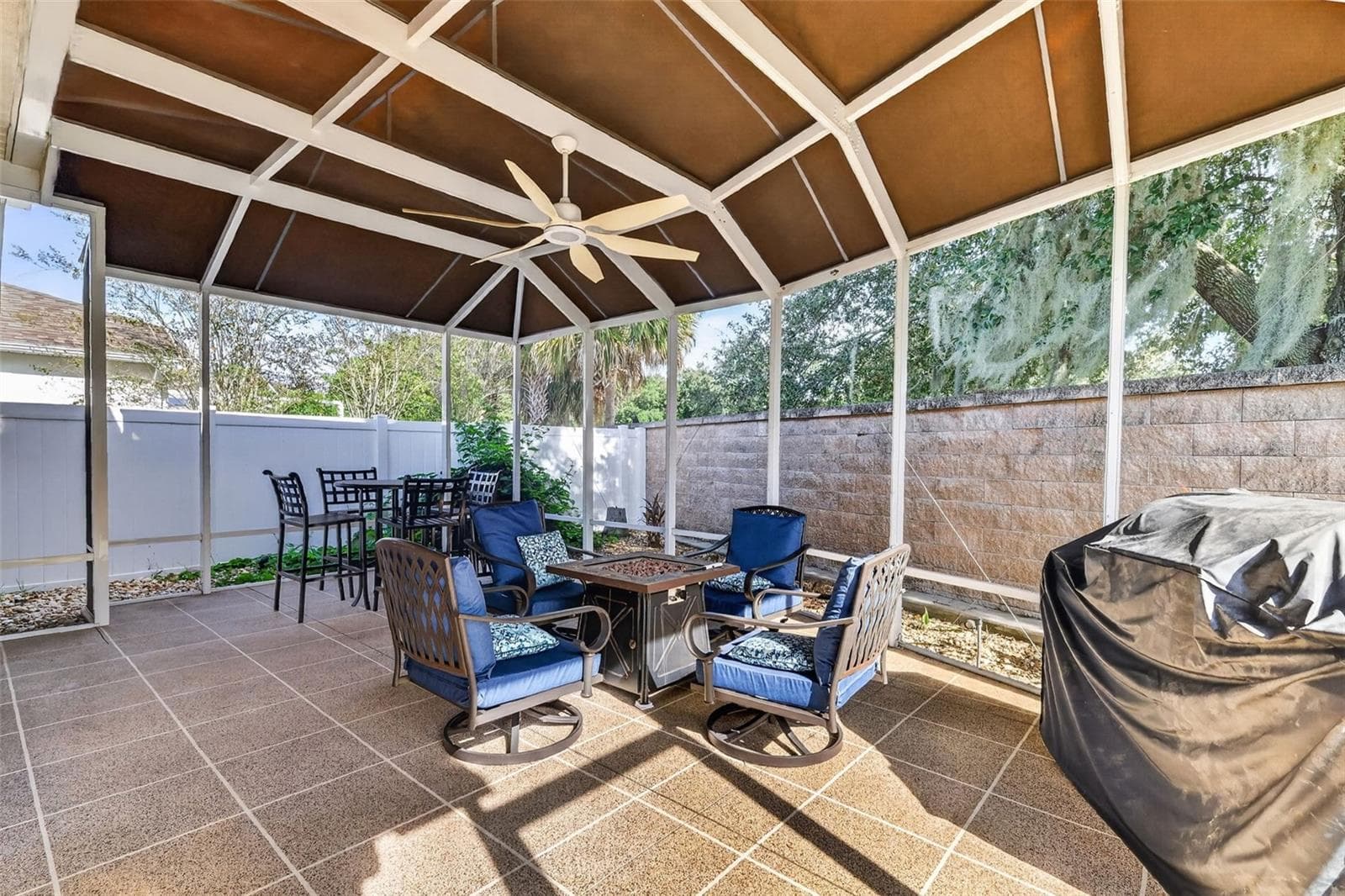 Covered birdcage - 2114 MARLIN PL, THE VILLAGES