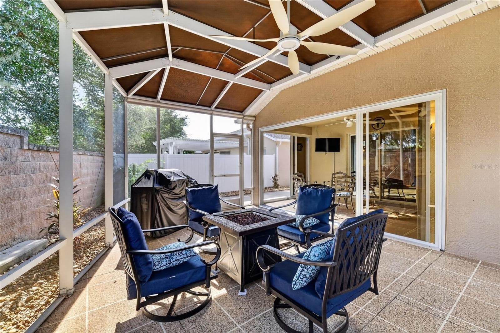 Firepit with seating - 2114 MARLIN PL, THE VILLAGES