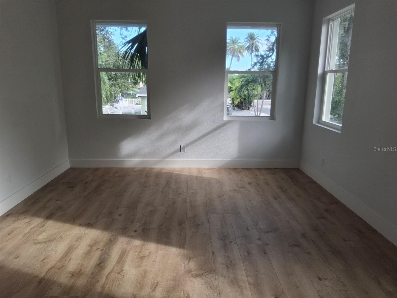 Landing - 383 GEORGIA AVE, CRYSTAL BEACH