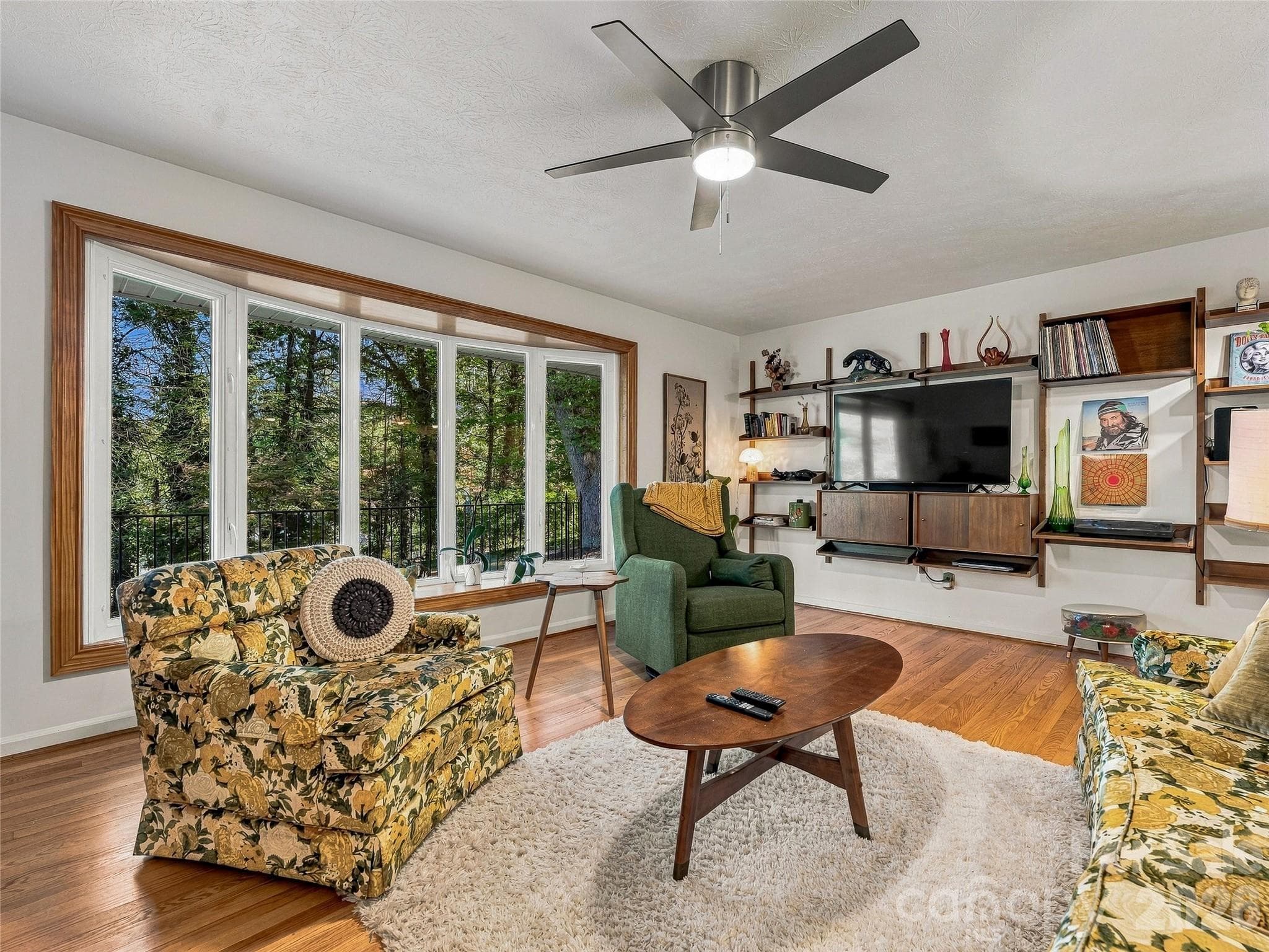 Single Family Residence at 8 Hummingbird Lane, Asheville, photo 9 of 47