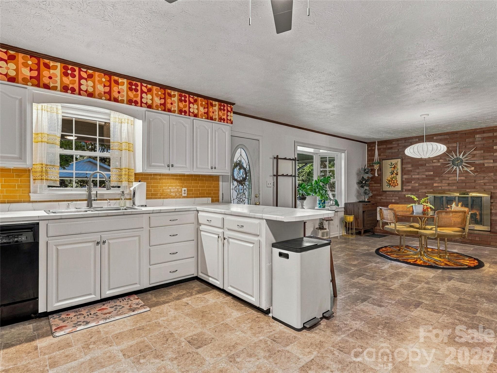 Single Family Residence at 8 Hummingbird Lane, Asheville, photo 15 of 47