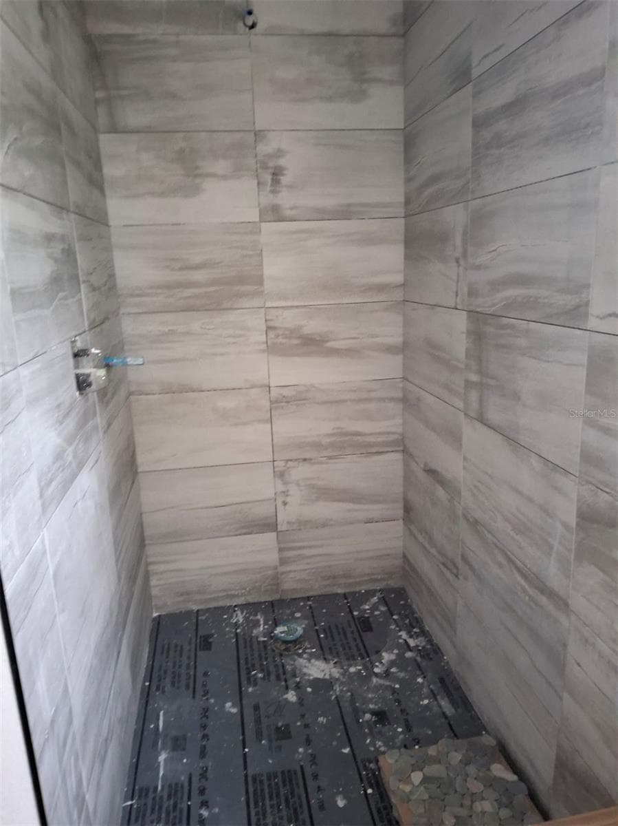 Walk in shower - 383 GEORGIA AVE, CRYSTAL BEACH
