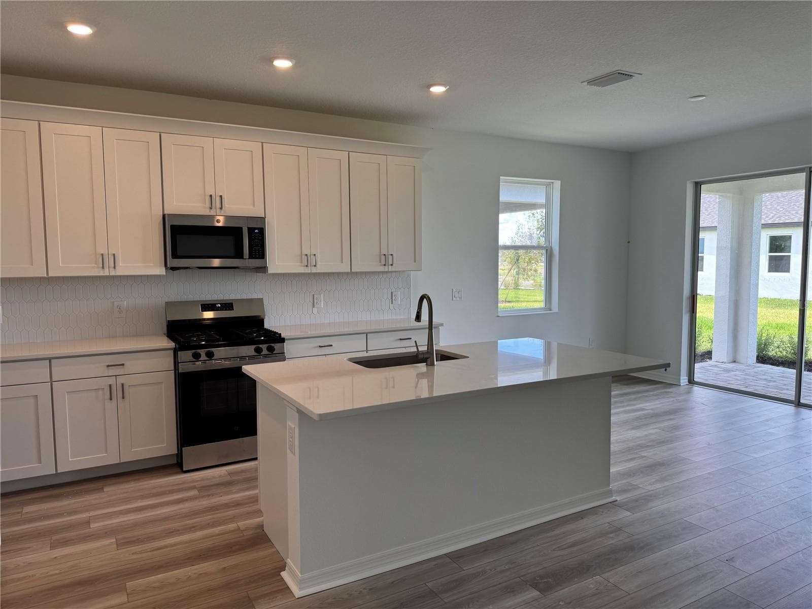 Single Family Residence at 8708 CANARD CV, PALMETTO, photo 2 of 54
