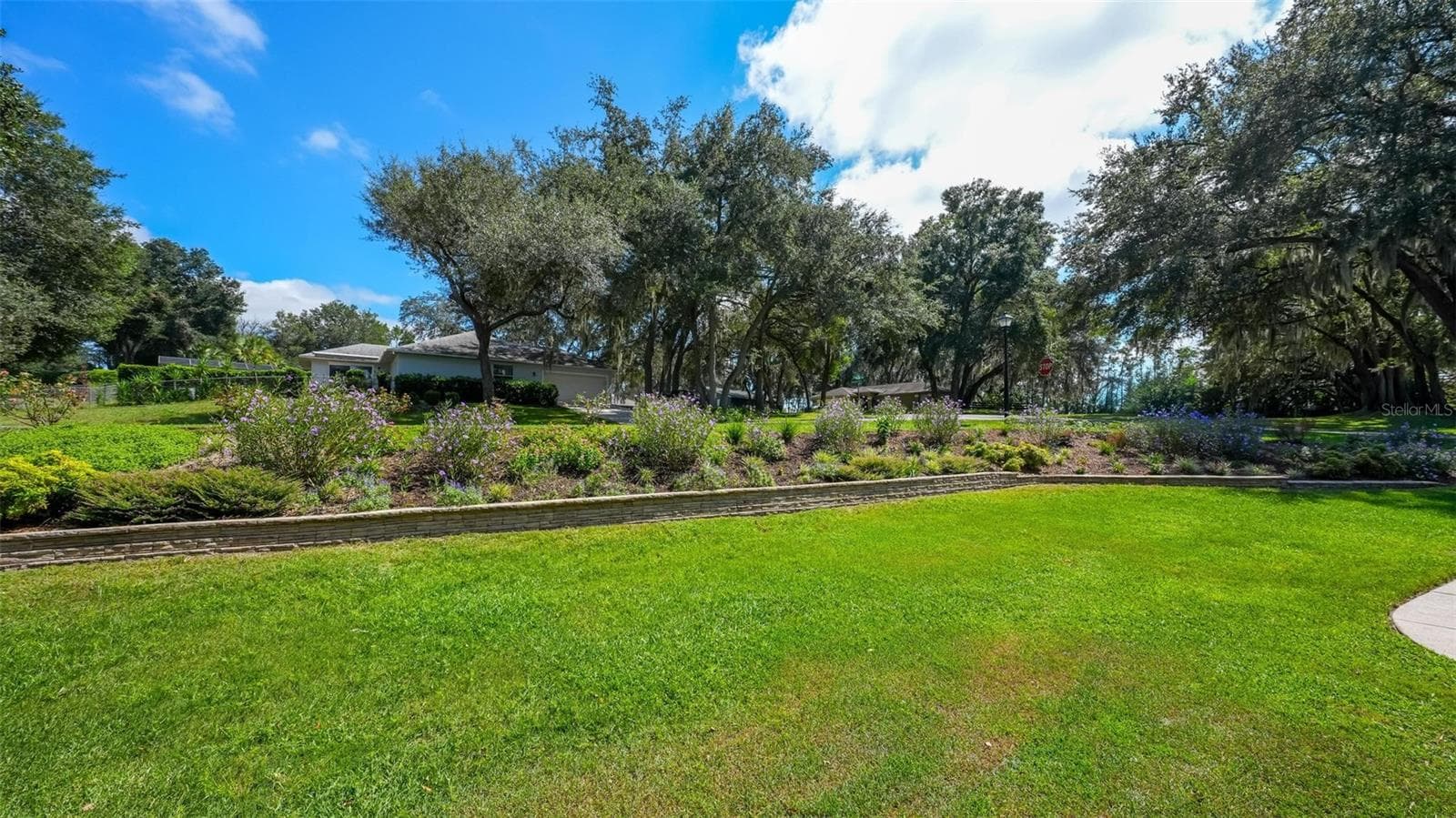 Front yard - 211 HANGING MOSS LN, LADY LAKE