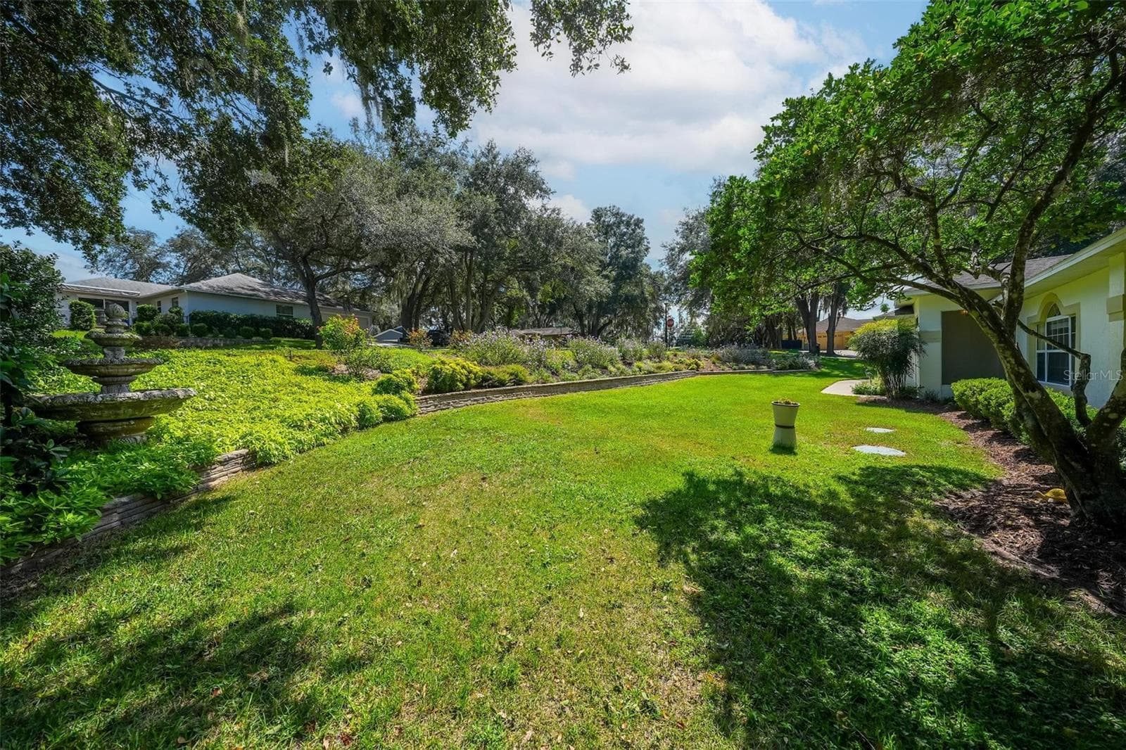 front yard - 211 HANGING MOSS LN, LADY LAKE