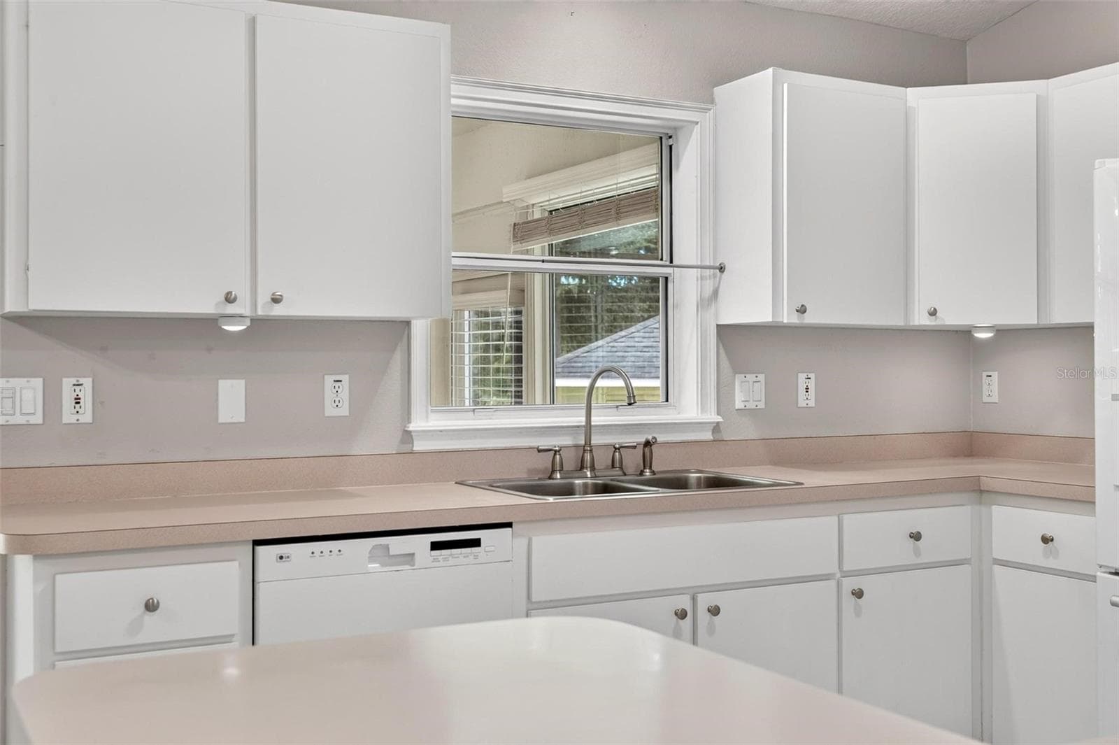 Kitchen - 211 HANGING MOSS LN, LADY LAKE