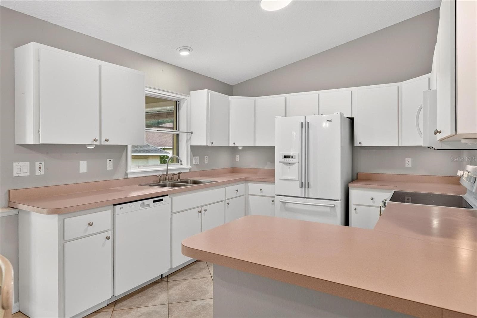 Kitchen - 211 HANGING MOSS LN, LADY LAKE
