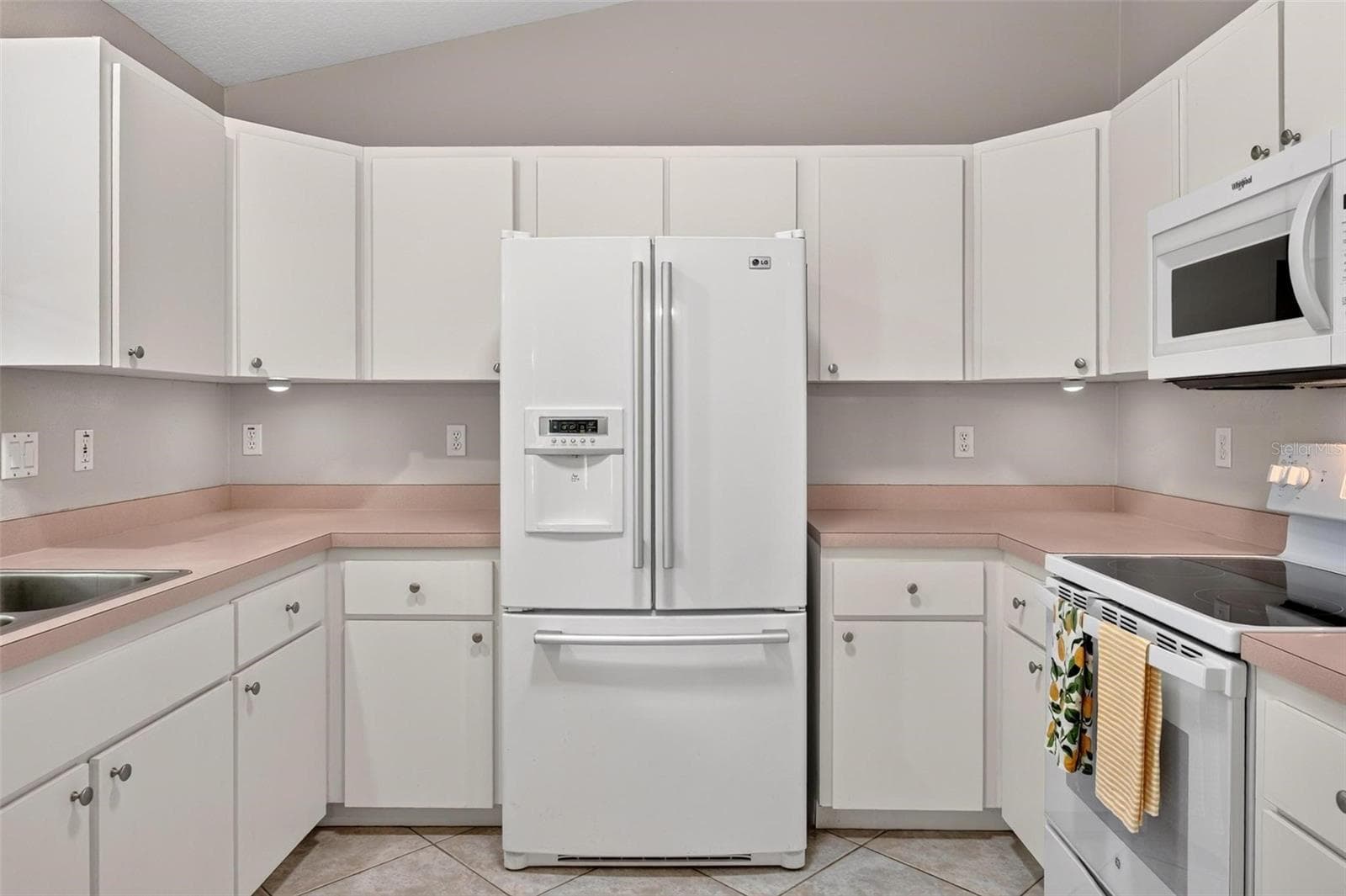 Kitchen - 211 HANGING MOSS LN, LADY LAKE