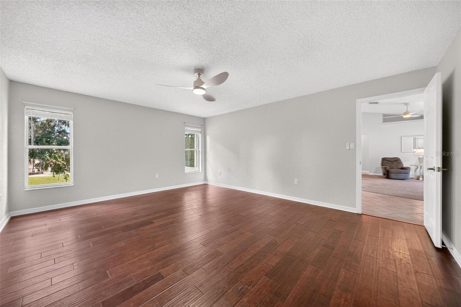 Primary bedroom - 211 HANGING MOSS LN, LADY LAKE