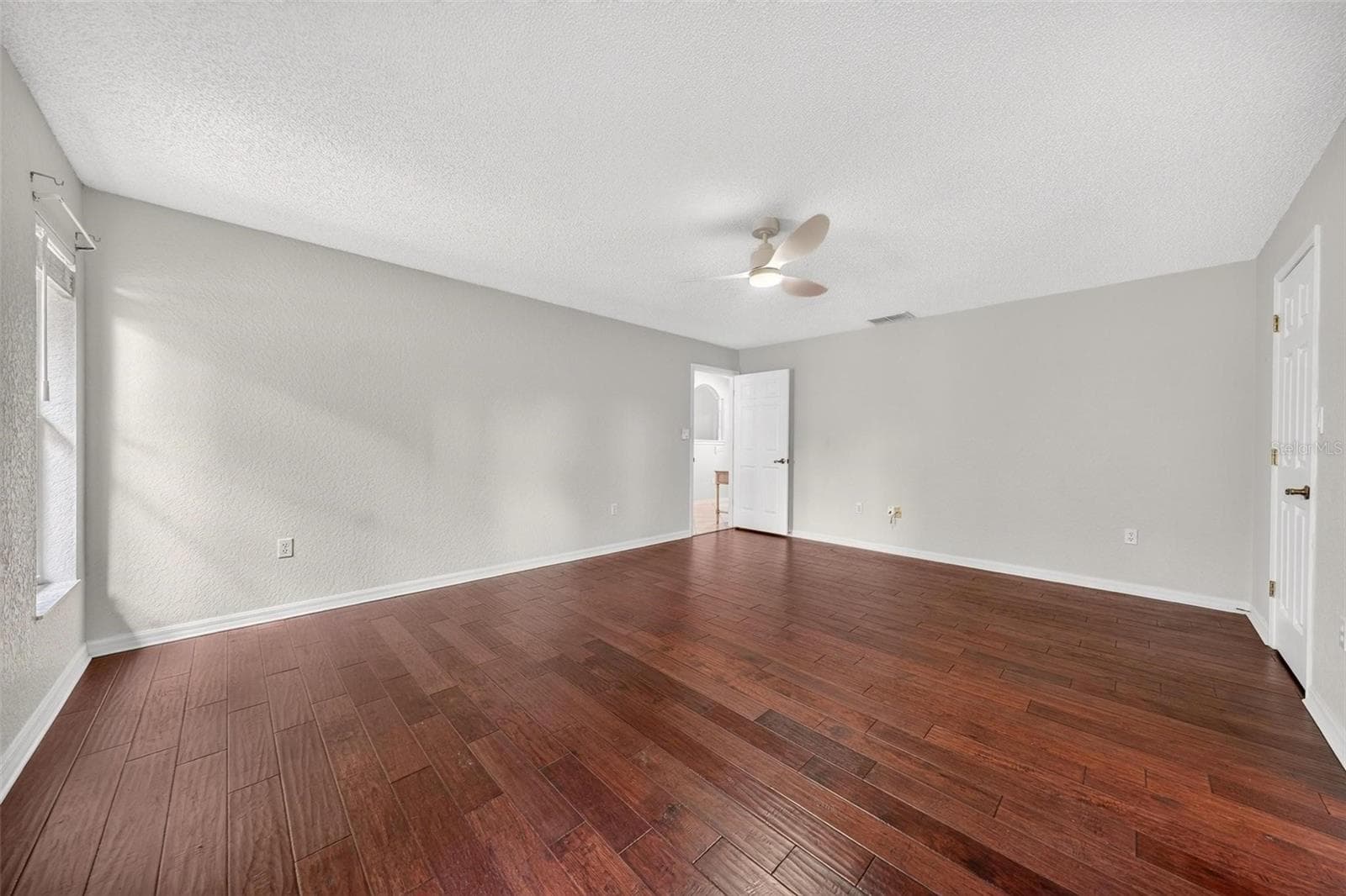 Primary bedroom - 211 HANGING MOSS LN, LADY LAKE