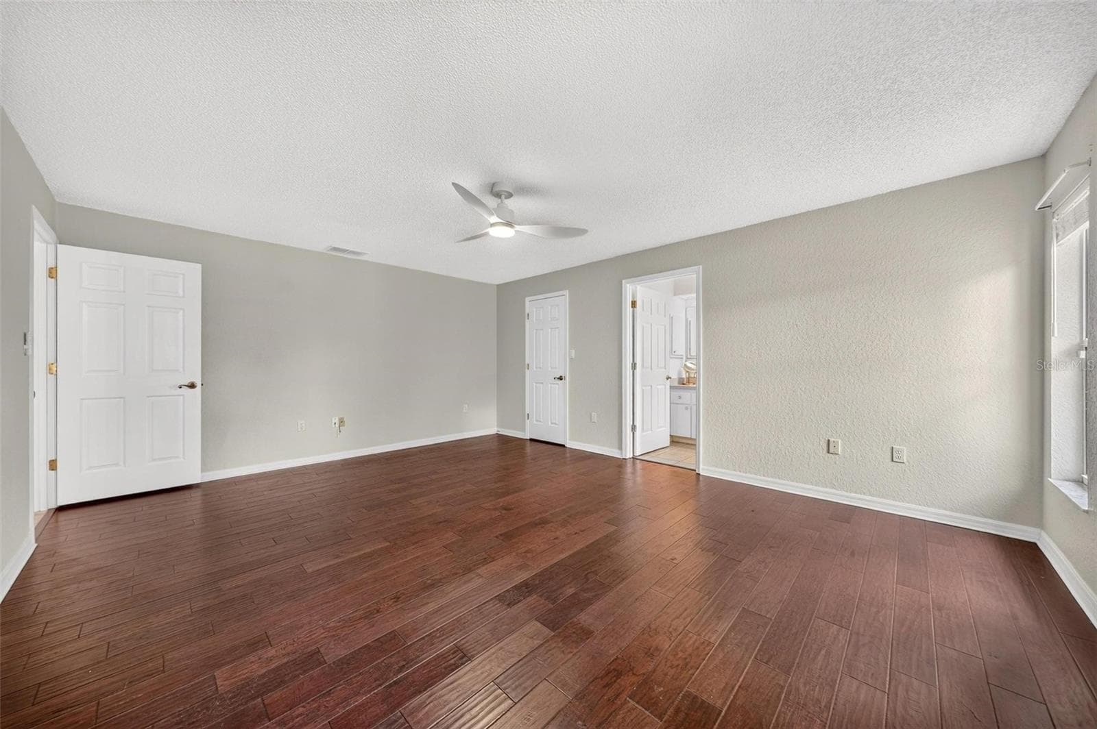 Primary bedroom - 211 HANGING MOSS LN, LADY LAKE