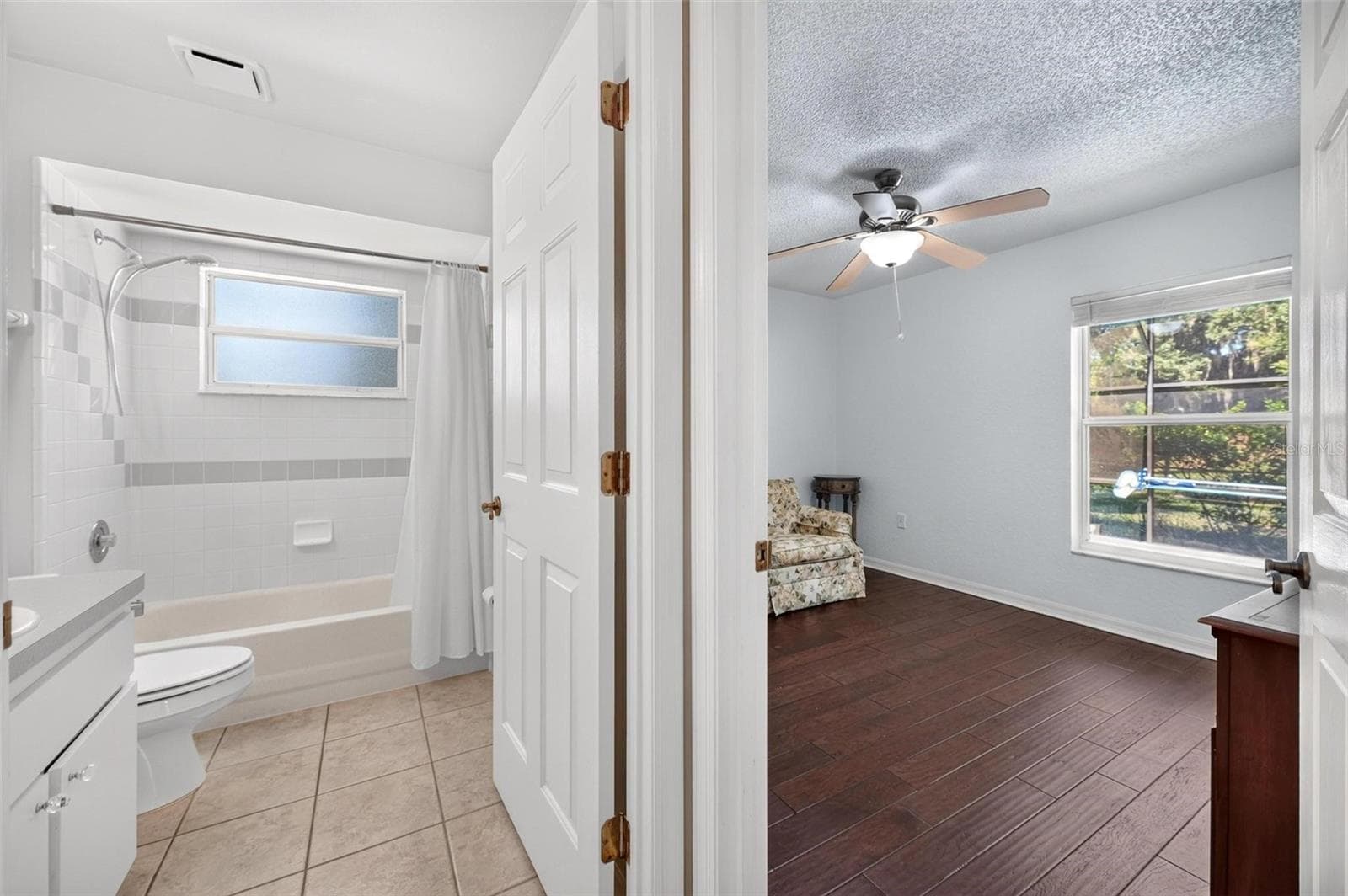 Guest bath & 3rd bedroom - 211 HANGING MOSS LN, LADY LAKE
