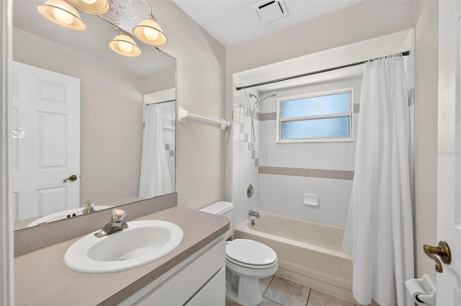 Guest bath - 211 HANGING MOSS LN, LADY LAKE
