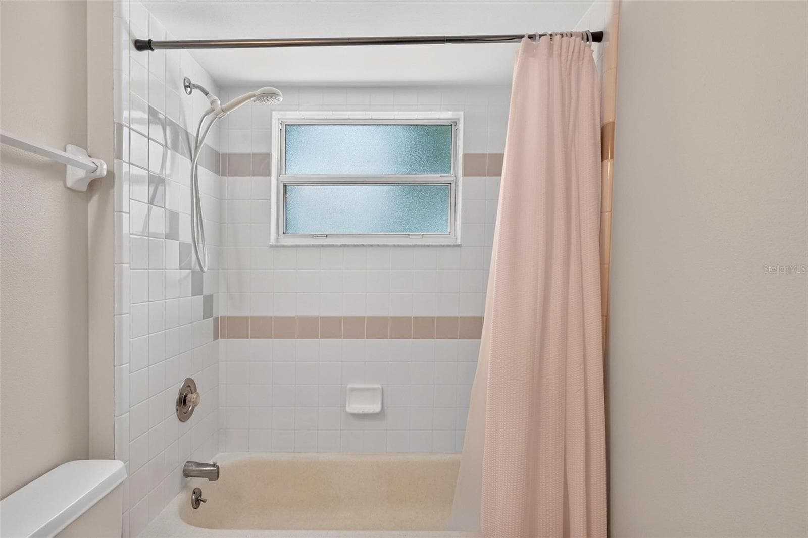 Guest bath - 211 HANGING MOSS LN, LADY LAKE