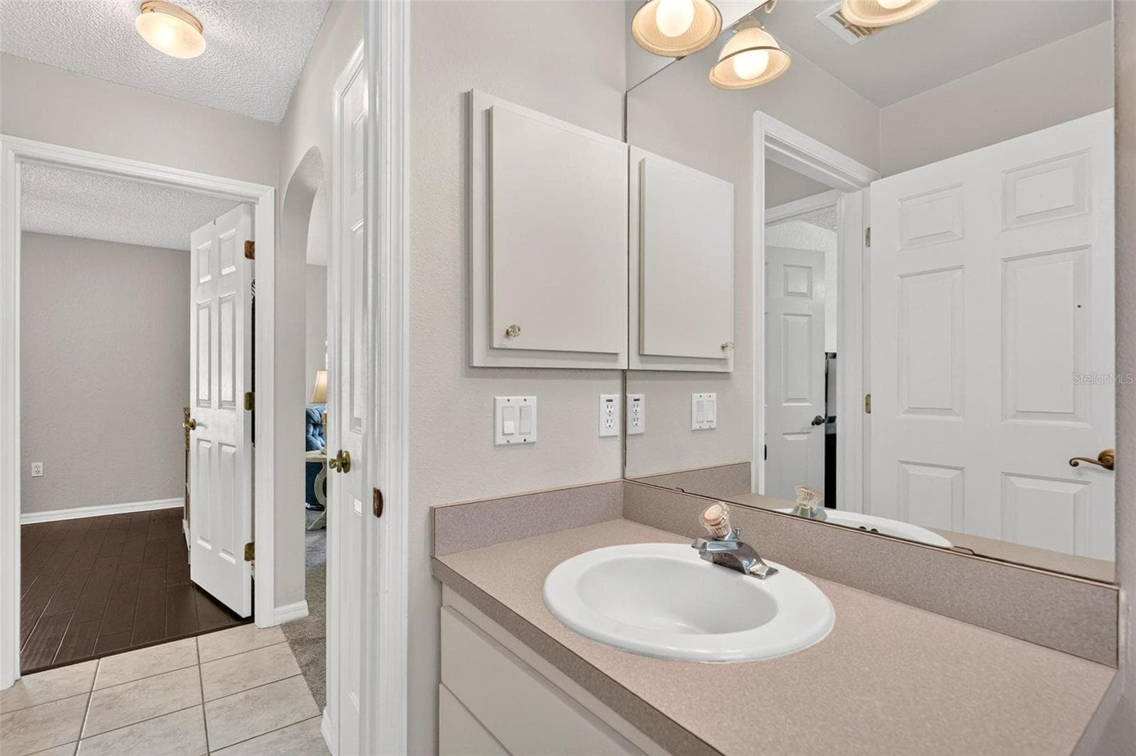Guest bath - 211 HANGING MOSS LN, LADY LAKE