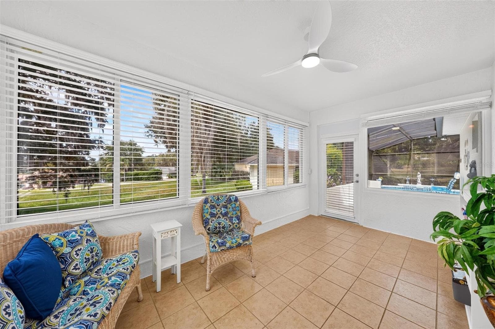 Patio enclosed - 211 HANGING MOSS LN, LADY LAKE
