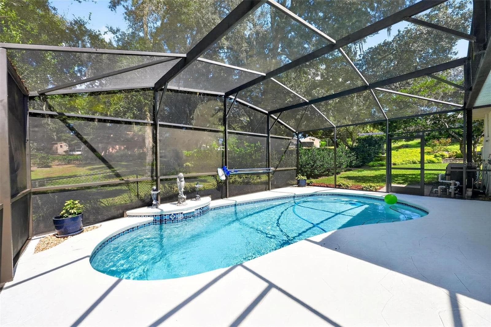Pool with Birdcage - 211 HANGING MOSS LN, LADY LAKE