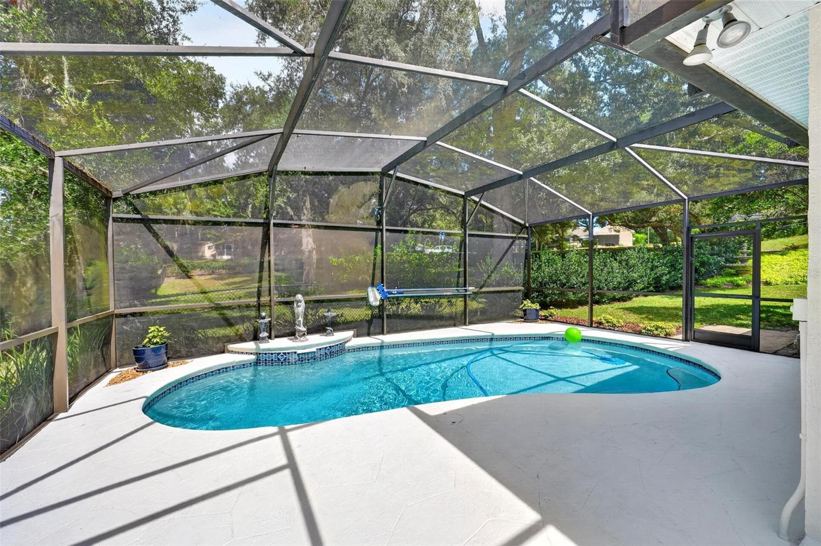 Pool with Birdcage - 211 HANGING MOSS LN, LADY LAKE
