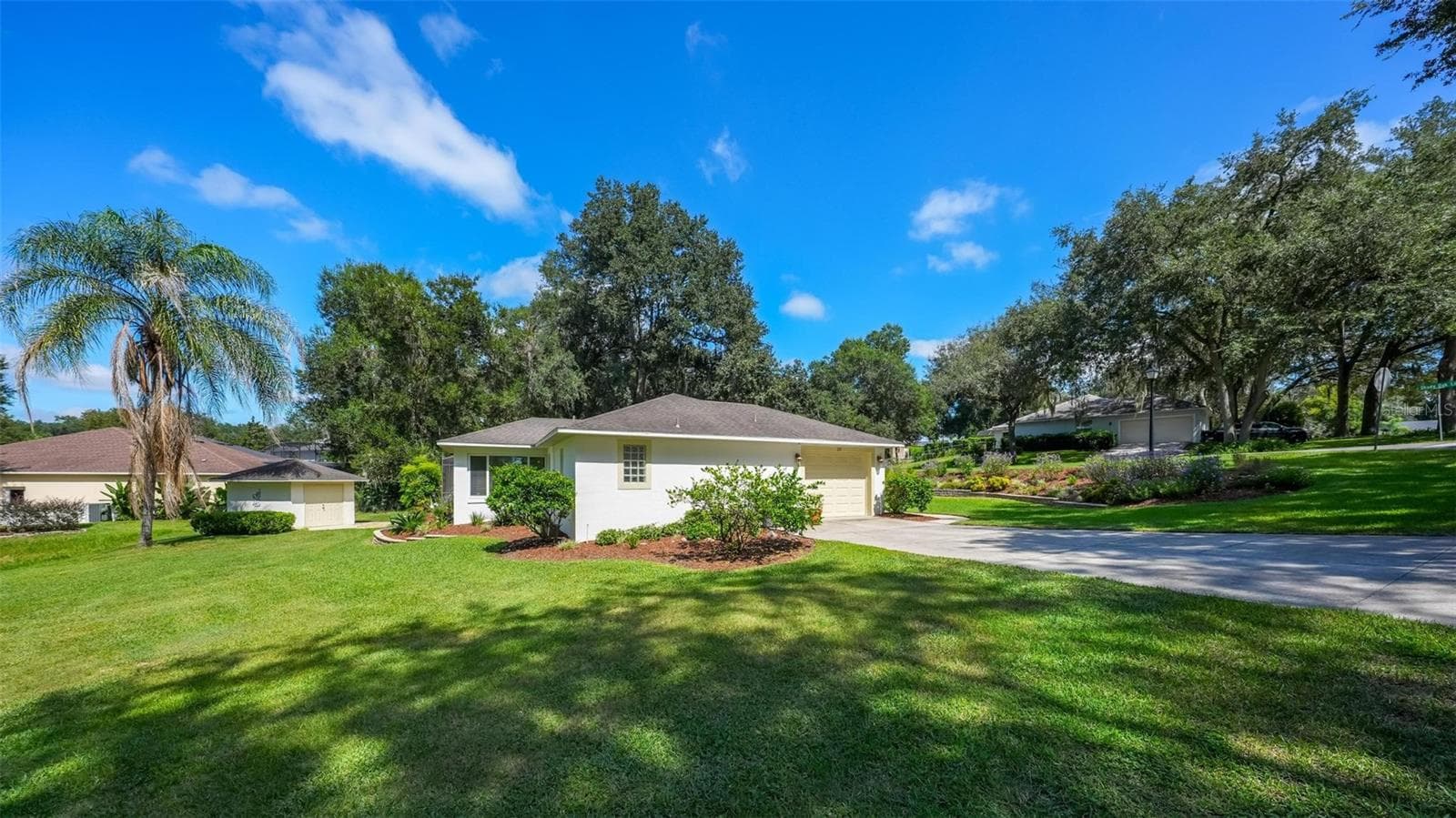 side view with garage - 211 HANGING MOSS LN, LADY LAKE