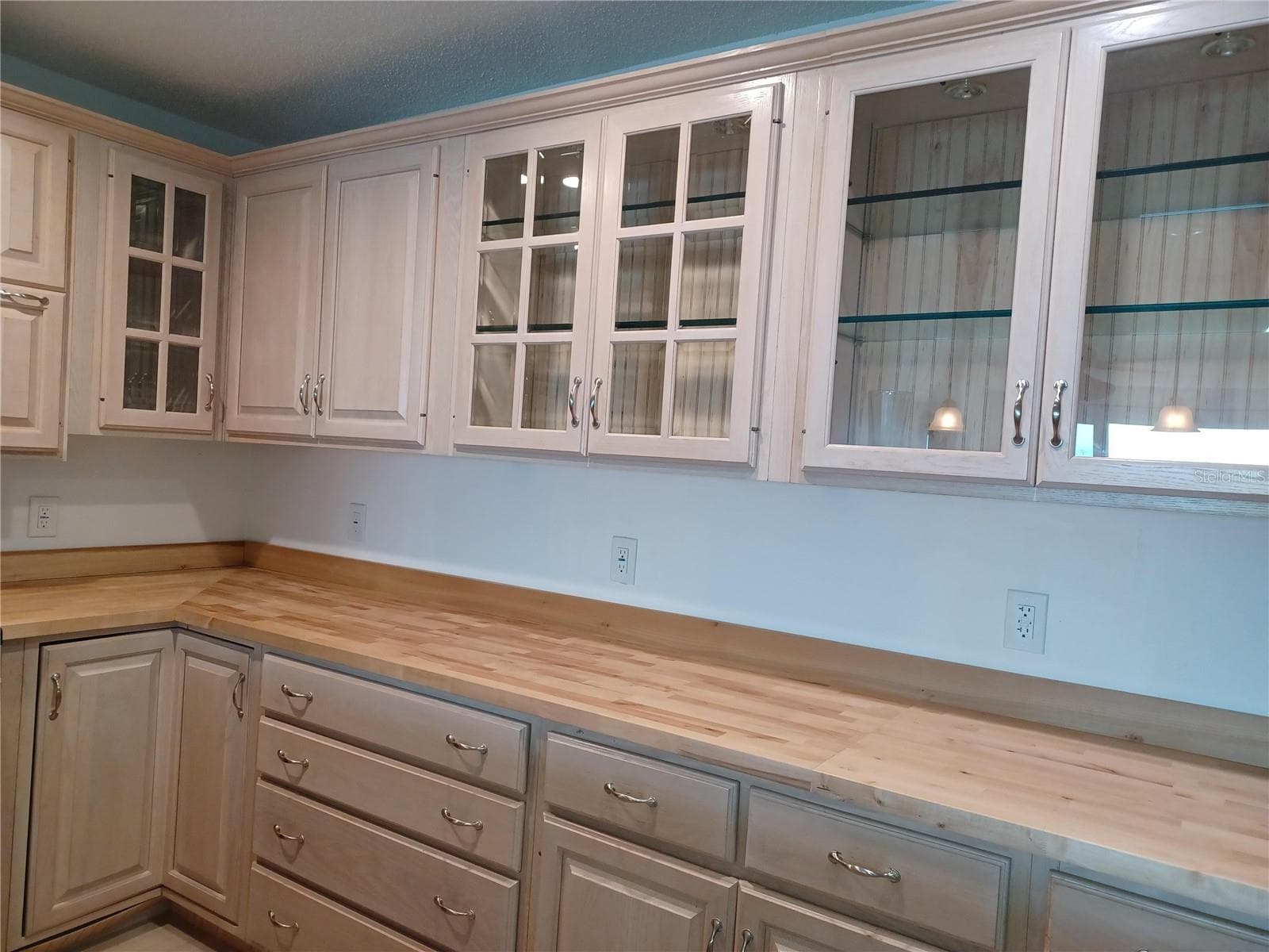 wood cabinetry - 100 BLUFF VIEW DR #603C, BELLEAIR BLUFFS
