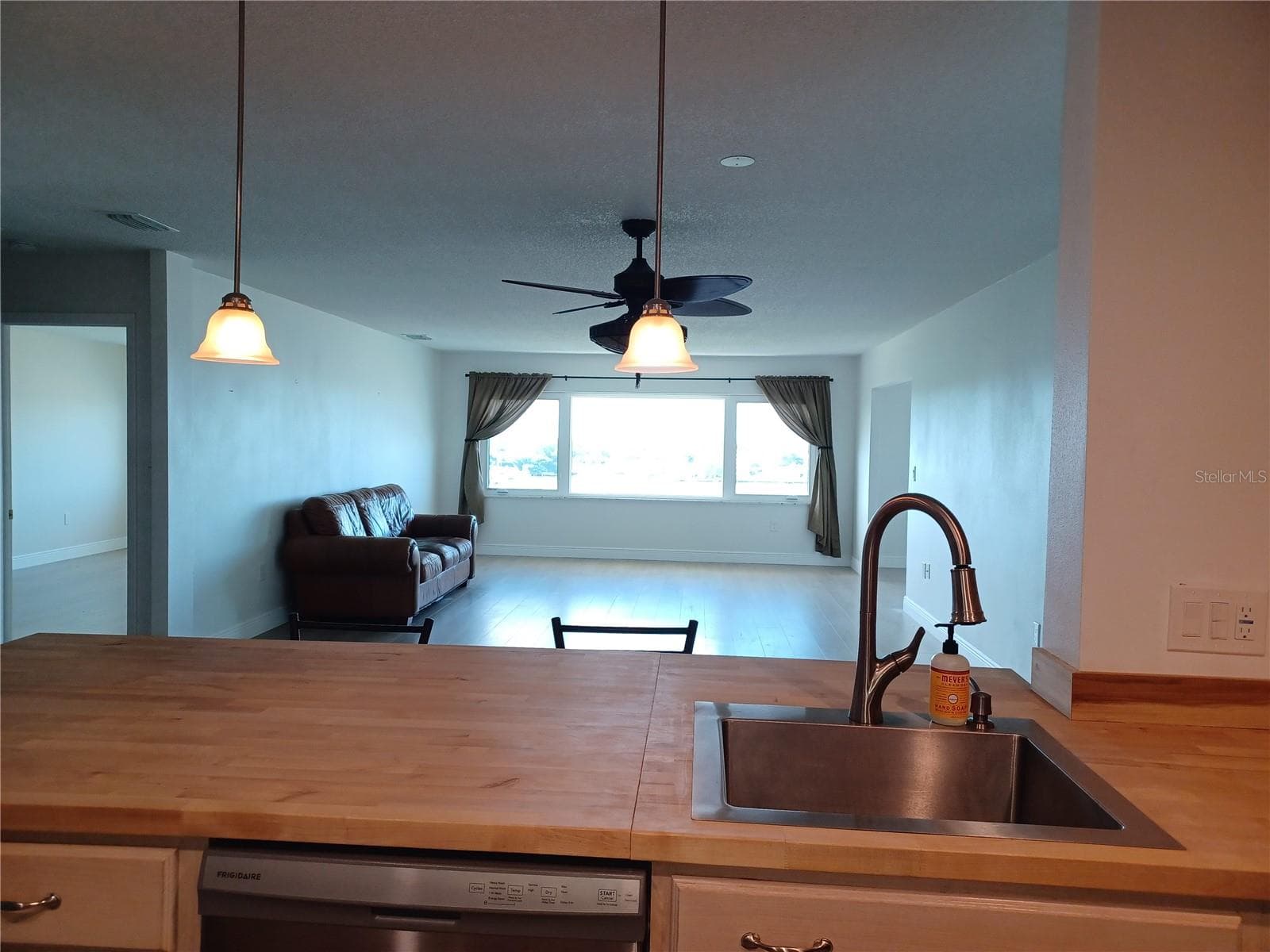 Living room - 100 BLUFF VIEW DR #603C, BELLEAIR BLUFFS