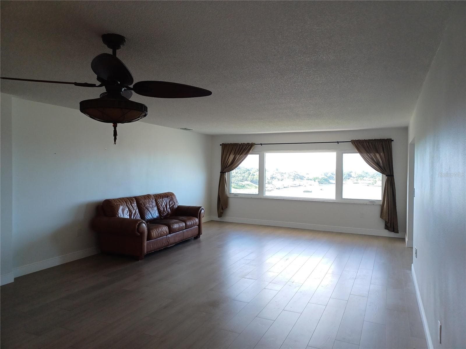 Living room - 100 BLUFF VIEW DR #603C, BELLEAIR BLUFFS