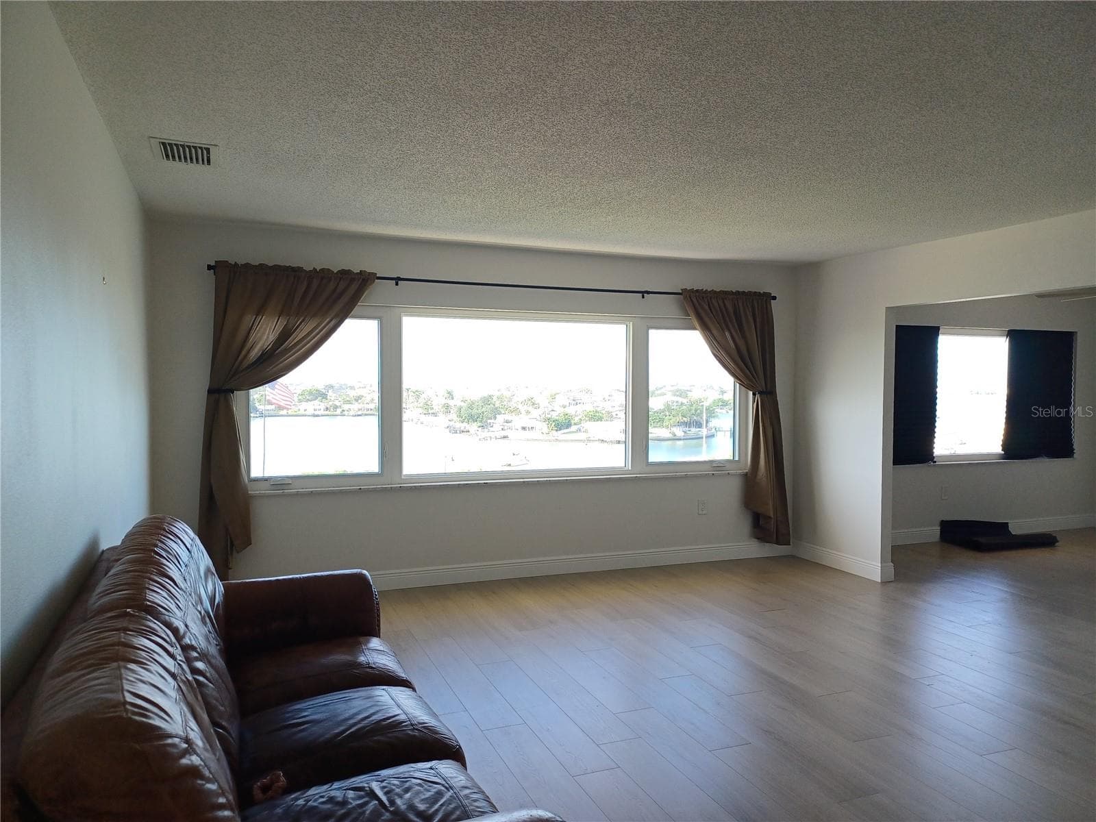 Living room - 100 BLUFF VIEW DR #603C, BELLEAIR BLUFFS