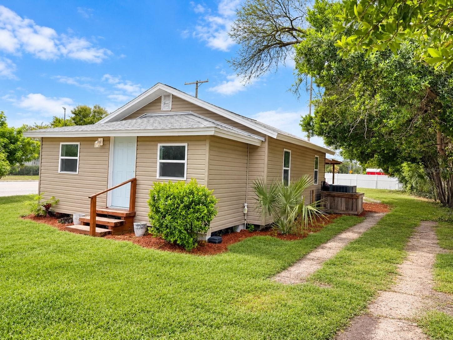 Single Family Residence at 620 OAK ST, AUBURNDALE, photo 2 of 32