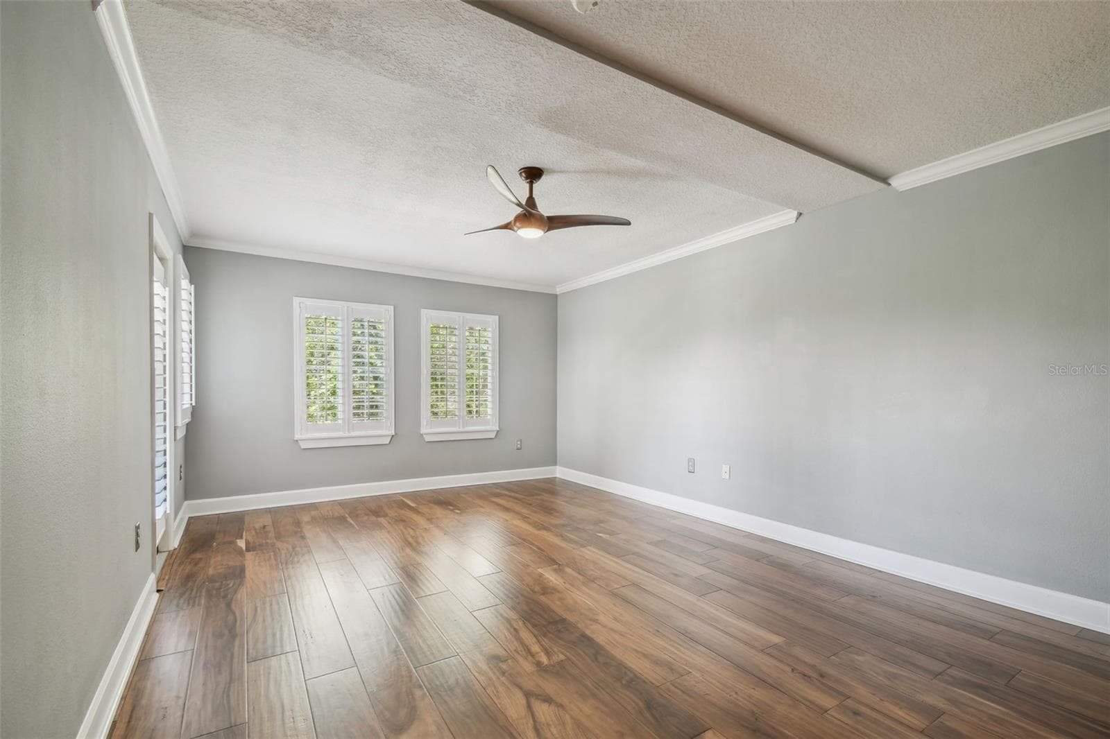 Spacious primary suite with a door leading out to the enclosed balcony. - 435 S OREGON AVE #304, TAMPA