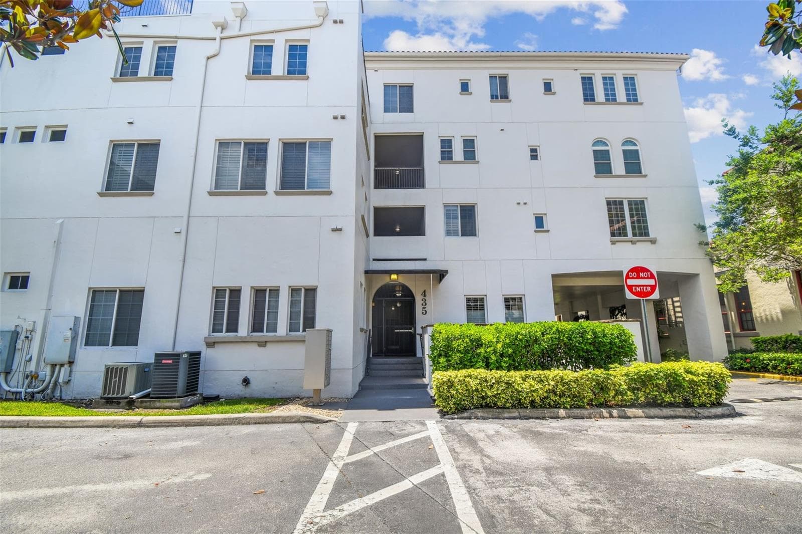 Rear view of condo building from the covered parking area. - 435 S OREGON AVE #304, TAMPA