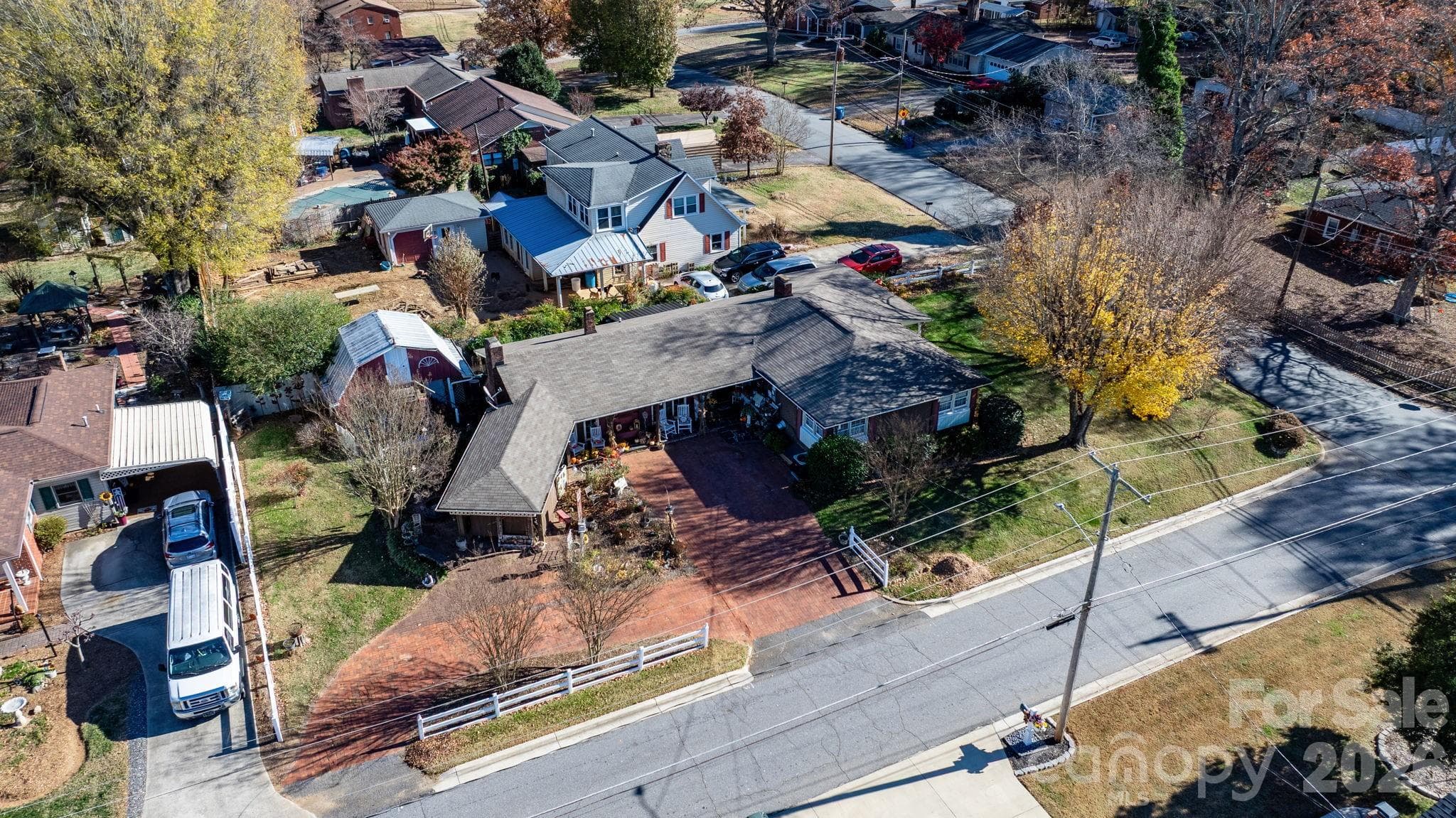 circular driveway for entertaining with ease - 901 Union Street, Maiden
