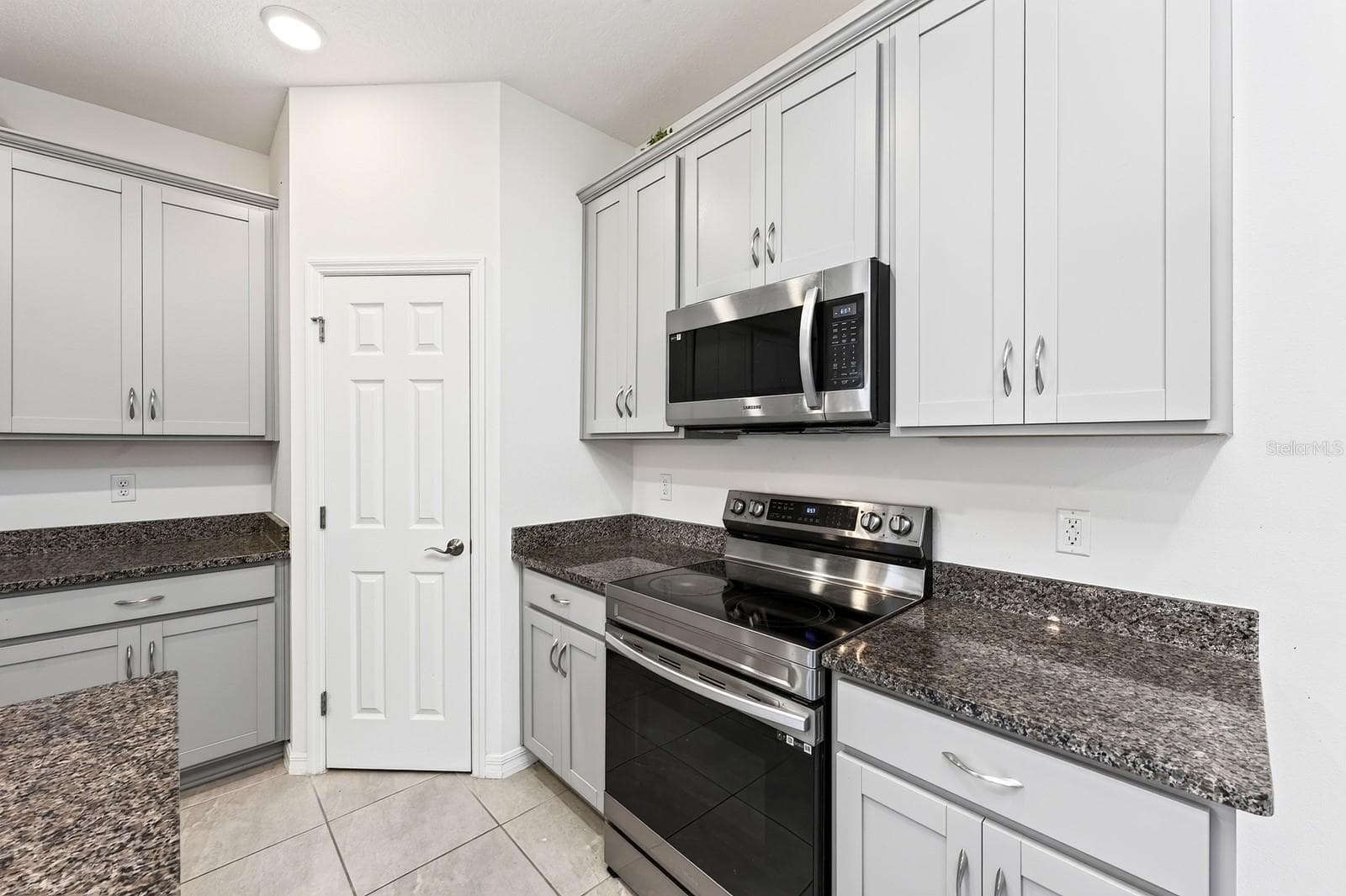 The walk-in pantry in the Kitchen. - 33384 COUNTRY HOUSE DR, SORRENTO