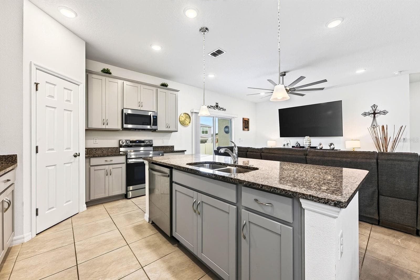 The center island offers extra prep space and has room for counter-height seating. - 33384 COUNTRY HOUSE DR, SORRENTO
