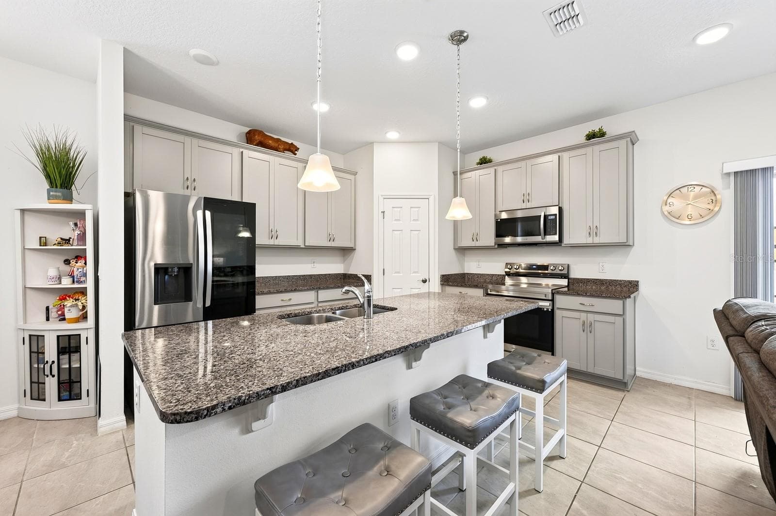 The center island offers extra prep space and has room for counter-height seating. - 33384 COUNTRY HOUSE DR, SORRENTO