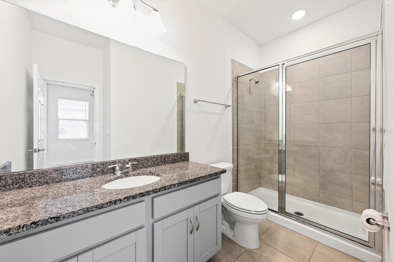 Bedroom 4 ensuite Bath. - 33384 COUNTRY HOUSE DR, SORRENTO