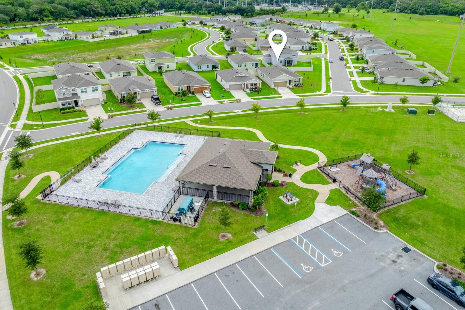 The home sits DIRECTLY ACROSS FROM THE POOL AND PLAYGROUND! - 33384 COUNTRY HOUSE DR, SORRENTO
