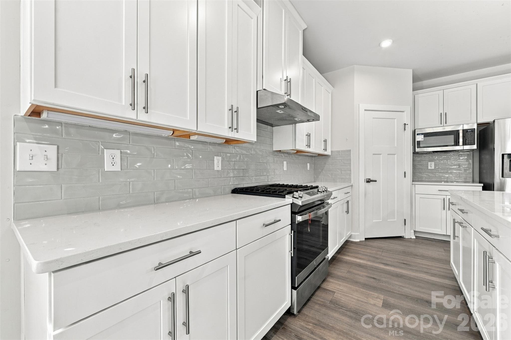 Upgraded Gas Cooktop with Exhaust, Under cabinet lighting. - Mooresville
