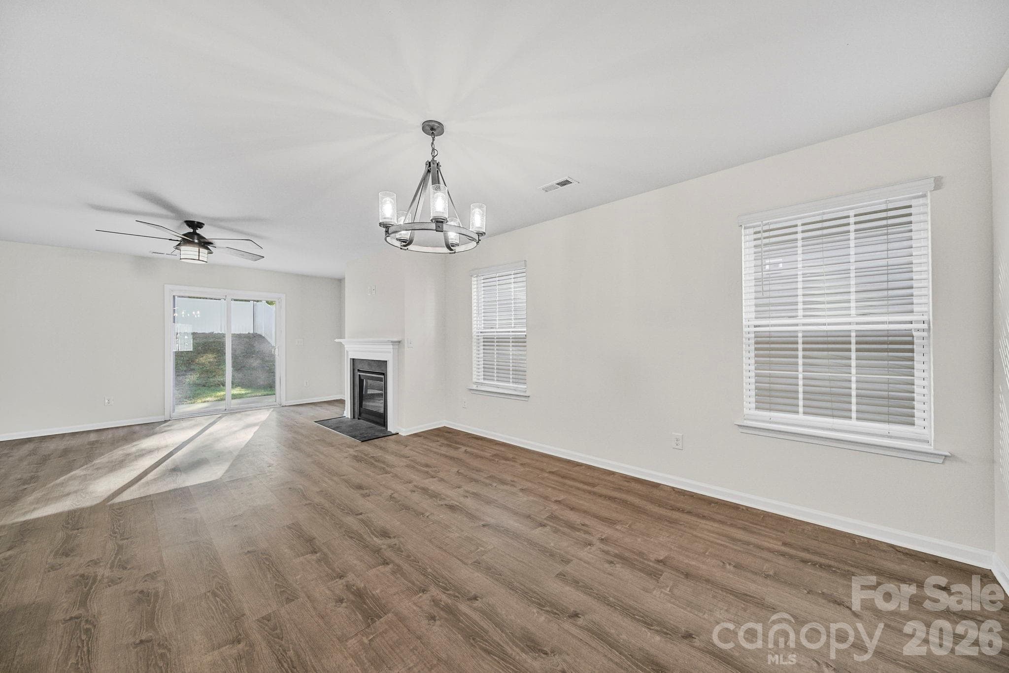 Single Family Residence at 3120 Green Apple Drive, Dallas, photo 4 of 39