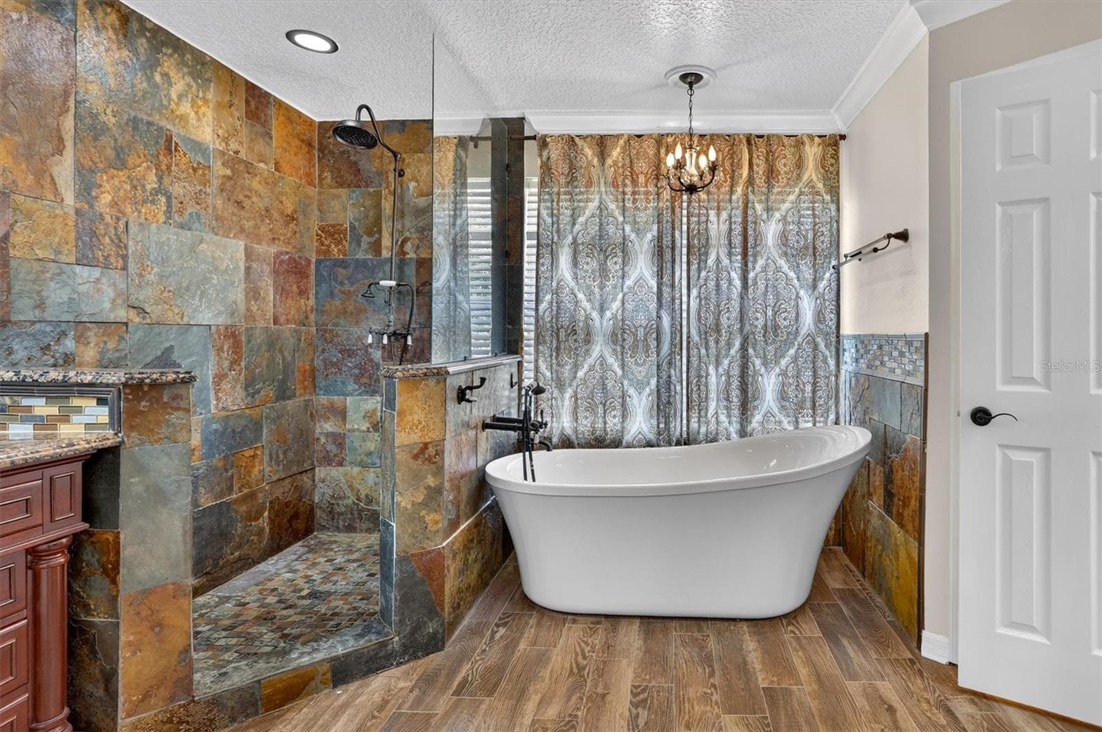 Primary bathroom with a freestanding - 2109 WEMBLEY PL, OVIEDO