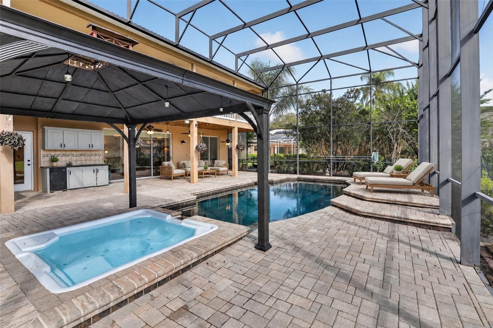 Screened pool and spa with covered - 2109 WEMBLEY PL, OVIEDO