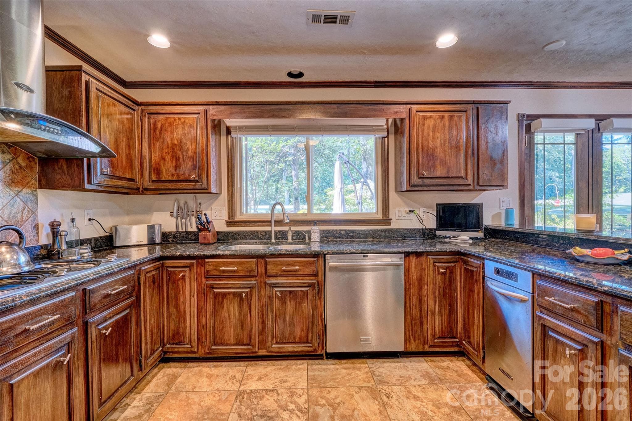 Single Family Residence at 70 Honeysuckle Woods, Lake Wylie, photo 11 of 44