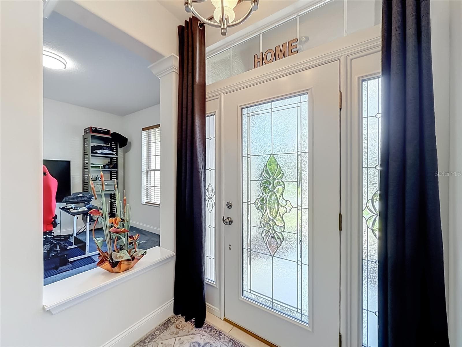 Bright foyer with leaded-glass entry door - 2452 W ARBUTUS DR, CITRUS SPRINGS