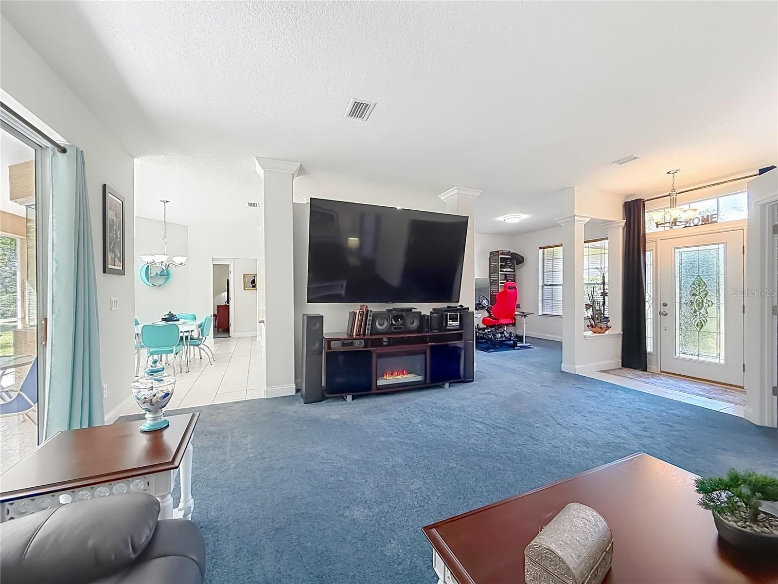 Spacious family room with plush carpet and natural light - 2452 W ARBUTUS DR, CITRUS SPRINGS