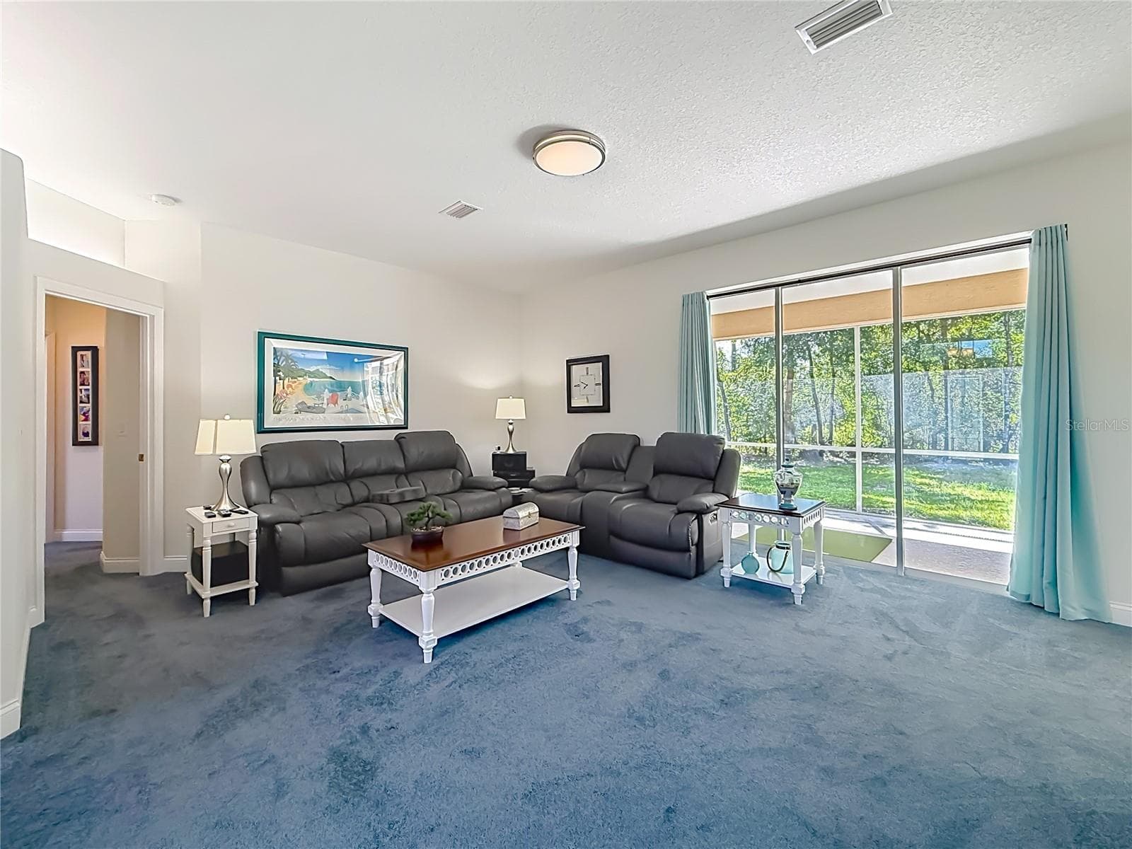 Family room with sliding doors to the screened lanai - 2452 W ARBUTUS DR, CITRUS SPRINGS
