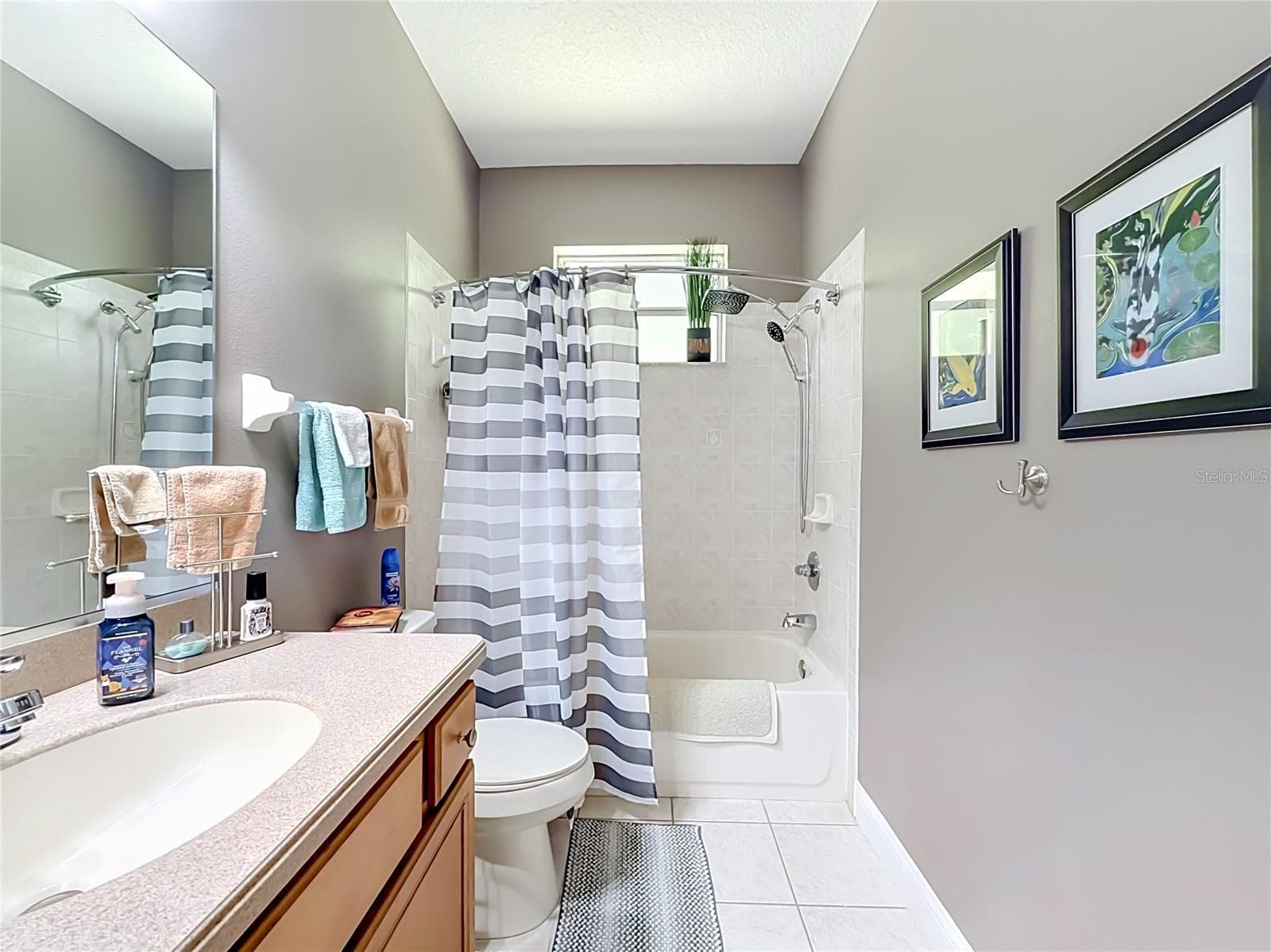 Guest bathroom with tub/shower combo - 2452 W ARBUTUS DR, CITRUS SPRINGS