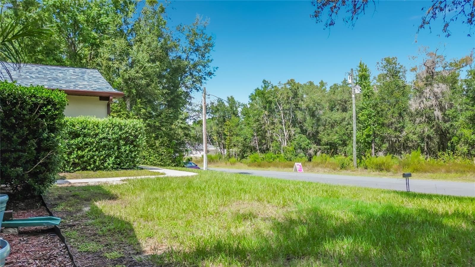Front yard and peaceful neighborhood setting - 2452 W ARBUTUS DR, CITRUS SPRINGS