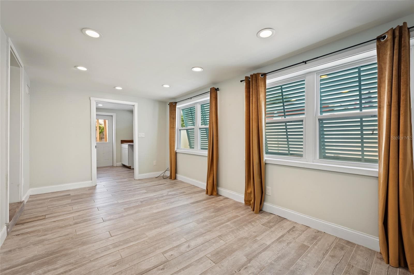 LIVING ROOM - 118 ROBERTA RD, ORMOND BEACH
